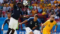Tapi empat menit berselang, giliran Australia yang mendapat hadiah penalti. Bek Prancis Samuel Umtiti melakukan hand ball saat coba menghalau bola di udara. (Foto: Jorge Silva/Reuters)