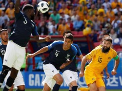 Tapi empat menit berselang, giliran Australia yang mendapat hadiah penalti. Bek Prancis Samuel Umtiti melakukan hand ball saat coba menghalau bola di udara. (Foto: Jorge Silva/Reuters)