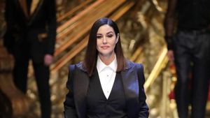 Jadi Model Dolce & Gabbana, Monica Bellucci Tetap Memesona di Usia 53
