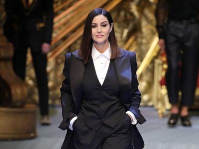 Jadi Model Dolce & Gabbana, Monica Bellucci Tetap Memesona di Usia 53