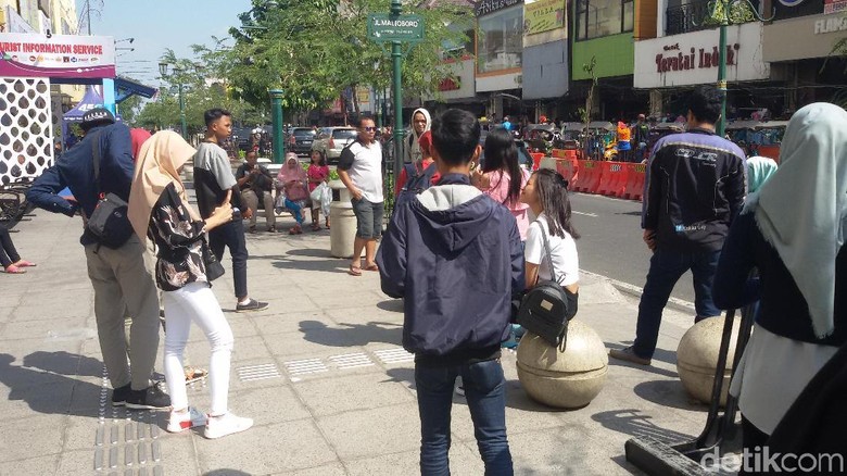 Ramai wisatawan selfie dan foto-foto di goresan pena Malioboro (Edzan Raharjo/detikTravel) Ramai wisatawan selfie dan foto-foto di goresan pena Malioboro (Edzan Raharjo/detikTravel)