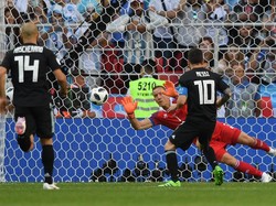 Di laga perdana Grup D, momen dramatis terjadi ketika kiper Islandia Hannes Thor Halldorsson menepis penalti striker Argentina Lionel Messi. Aksi Halldorsson menyelamatkan timnya, dengan laga berakhir 1-1. (Foto: Matthias Hangst/Getty Images)
