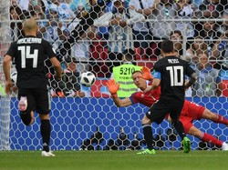 Dari sudut pandang ini, kiper Islandia Hannes Halldorsson, bisa menebak dengan jitu tendangan Messi. (Foto: Matthias Hangst/Getty Images)