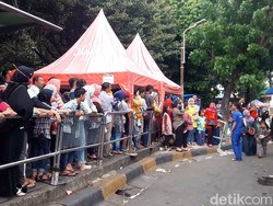 Libur Lebaran, Antrean Bus Tingkat Wisata di Kota Tua Mengular