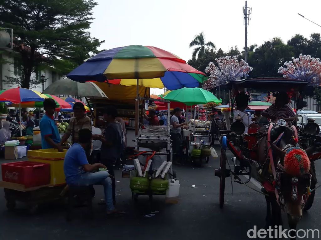 Keluhan Pejalan Kaki di Kota Tua: Jalur Pedestrian Penuh PKL Keluhan Pejalan Kaki di Kota Tua: Jalur Pedestrian Penuh PKL