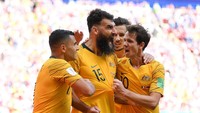 Jedinak merayakan gol itu dengan girang. Skor 1-1 membuat laga Prancis vs Australia kembali berjalan ketat. (Foto: Laurence Griffiths/Getty Images)