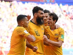 Jedinak merayakan gol itu dengan girang. Skor 1-1 membuat laga Prancis vs Australia kembali berjalan ketat. (Foto: Laurence Griffiths/Getty Images)