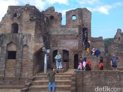 Libur Lebaran, Goa Sunyaragi Cirebon Dibanjiri Wisatawan