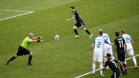 Saat wasit meniup peluit, Messi sudah menentukan arah tendangan dengan kaki krinya. Ancang-ancang La Pulga sekitar tiga langkah saja. (Foto: Christian Hartmann/Reuters)