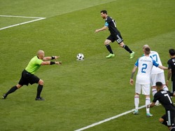 Saat wasit meniup peluit, Messi sudah menentukan arah tendangan dengan kaki krinya. Ancang-ancang La Pulga sekitar tiga langkah saja. (Foto: Christian Hartmann/Reuters)