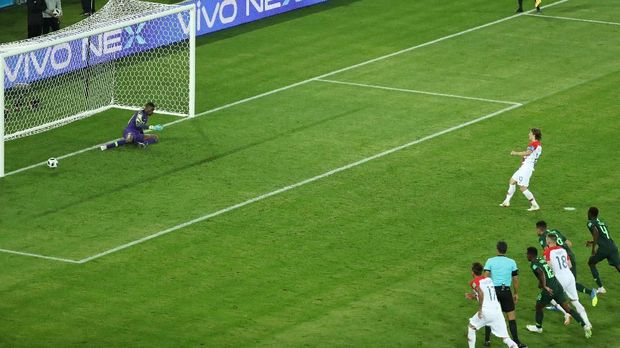 Luka Modric mencetak gol kedua untuk Kroasia ke gawang Nigeria dari titik penalti.