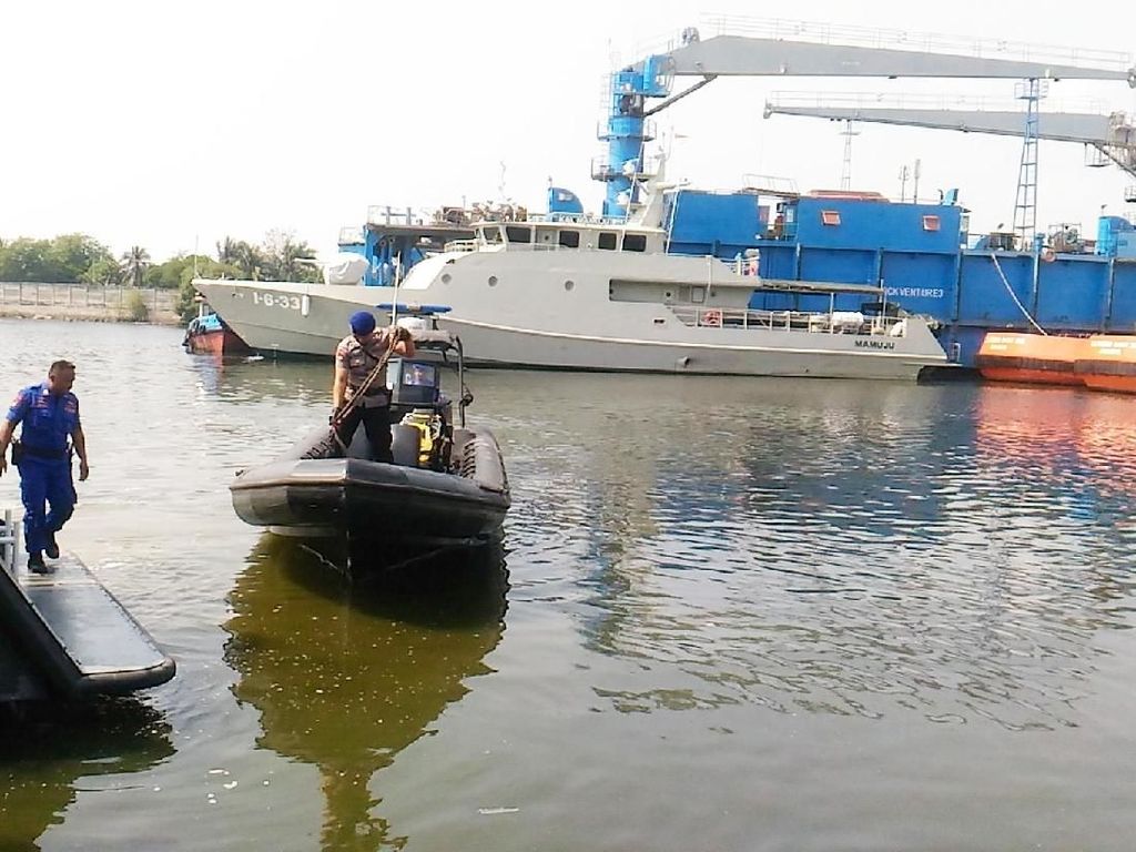 Polres Kep Seribu Pastikan Buaya Tanjung Priok Tak Bahayakan Warga Polres Kep Seribu Pastikan Buaya Tanjung Priok Tak Bahayakan Warga