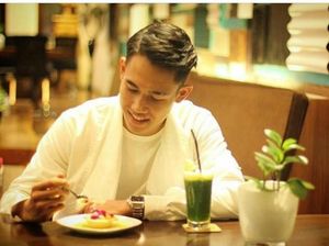 Ini Pose Keren Pesepak Bola Ryuji Utomo Bersama Makanan