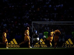 Tapi Paul Pogba menjadi pembeda. Gelandang Prancis itu melepaskan tendangan dari dalam kotak penalti yang merobek gawang Australia. (Foto: Laurence Griffiths/Getty Images)