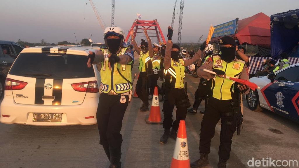 Foto: Polisi Joget Hibur Pemudik di Kalikuto yang Kena Macet Foto: Polisi Joget Hibur Pemudik di Kalikuto yang Kena Macet