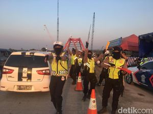 Foto: Polisi Joget Hibur Pemudik di Kalikuto yang Kena Macet