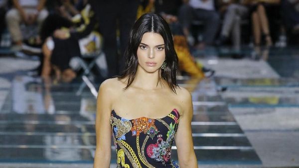 Foto: Adu Gaya Seksi Kendall Jenner vs Bella Hadid di Catwalk Versace