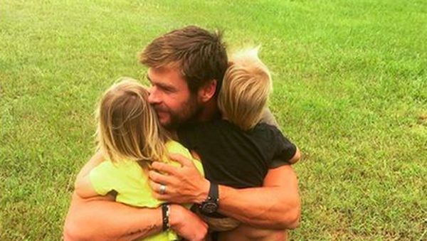 Tanpa Palu dan Jubah, Chris Hemsworth Adalah Sosok Ayah Sederhana