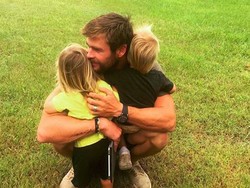 Beragam Manfaat Biarkan Anak Main di Luar Seperti Chris Hemsworth