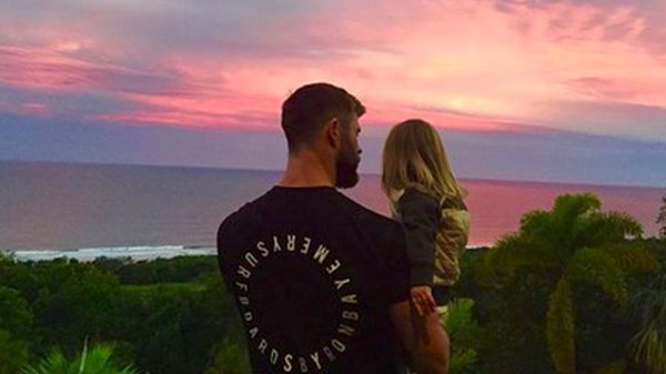 Foto-foto Ini Buktikan Chris Hemsworth Sosok Ayah Idaman