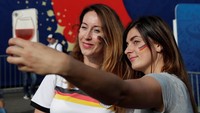 Pendukung cantik Jerman berselfie. REUTERS/Henry Romero.
