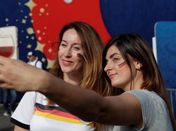Pendukung cantik Jerman berselfie. REUTERS/Henry Romero.