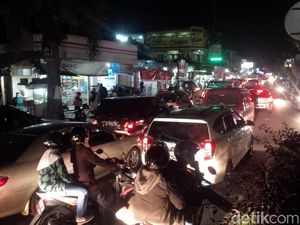 Arus Balik dari Garut, Kendaraan Stuck di Alun-alun Tarogong