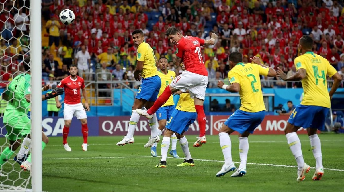 Momen di mana Swiss menyamakan kedudukan atas Brasil lewat gol Steven Zuber di laga Grup E Piala Dunia 2018. (Foto: Marko Djurica /Reuters)