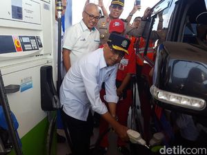 Cek Kesiapan Rest Area, Menhub Jajal Jadi Petugas SPBU