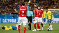 Salah satu pelanggaran Behrami terhadap Neymar akhirnya berujung kartu kuning. Foto: Damir Sagolj/Reuters