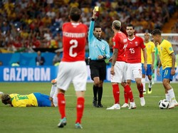 Salah satu pelanggaran Behrami terhadap Neymar akhirnya berujung kartu kuning. Foto: Damir Sagolj/Reuters