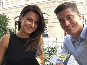 Lihat Gaya Si Tampan Robert Lewandowski Saat Makan Bareng Istri dan Temannya