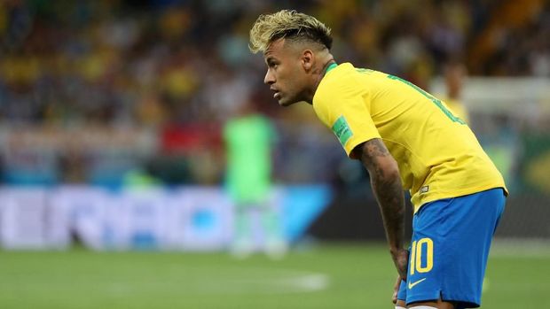 Neymar tidak dibiarkan bergerak bebas oleh Swiss.