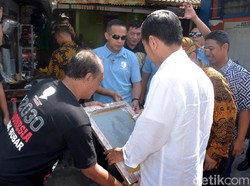 Saat Jokowi Tanda Tangan di Cetakan Sablon Kaus Milik Warga