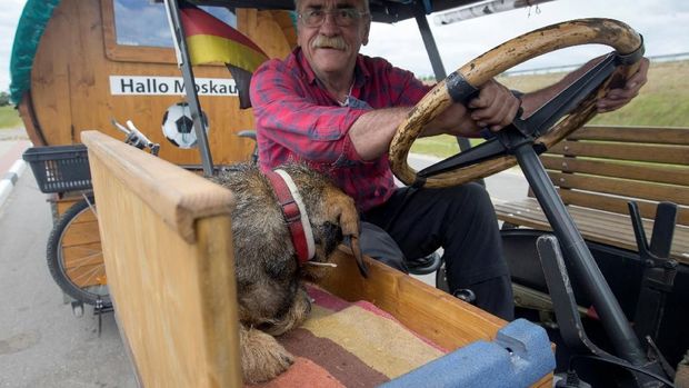 Hubert Wirth ditemani anjing peliharannya menuju ke Rusia.