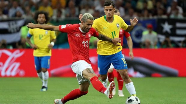 Valon Behrami berduel dengan Philippe Coutinho.