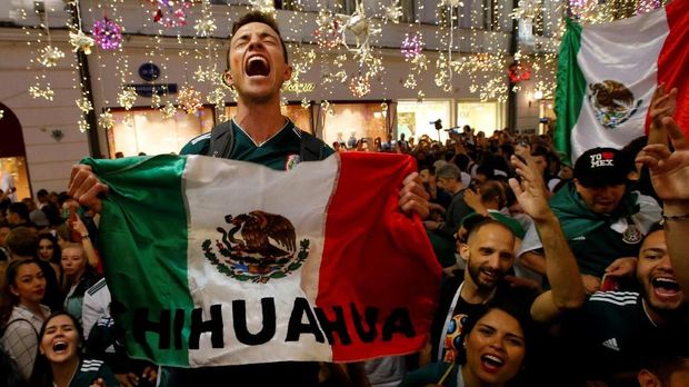 Fan timnas Meksiko merayakan keberhasilan Javier Hernandez dan kawan-kawan meraih kemenangan atas Jerman.