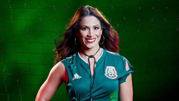 Gaya Seksi Bintang Smack Down Pose Bak Model untuk Piala Dunia 2018