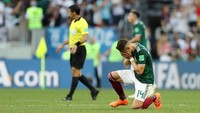 Meksiko pun berhasil menang 1-0 di laga ini. Gol kemenangan dicetak oleh Hirving Lozano pada menit ke-35 berkat assist Hernandez atau bisa dikenal dengan sapaan Chicharito. Henandez menangis setelah laga usai. (Foto: Clive Rose/Getty Images)