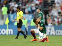 Meksiko pun berhasil menang 1-0 di laga ini. Gol kemenangan dicetak oleh Hirving Lozano pada menit ke-35 berkat assist Hernandez atau bisa dikenal dengan sapaan Chicharito. Henandez menangis setelah laga usai. (Foto: Clive Rose/Getty Images)