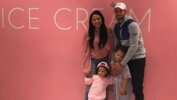 Keseruan Stephen Curry 'Carpool Karaoke' Bareng Dua Putrinya
