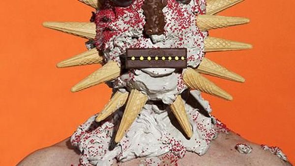 Hii Seram! Karya Seni Ini Lapisi Manusia dengan Berbagai Makanan