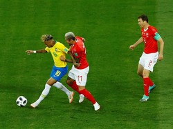 Jika dua pemain tak cukup, tiga pemain Swiss dikerahkan untuk menghentikan Neymar. Foto: Jason Cairnduff/Reuters