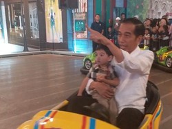 Serunya Jokowi Ajak Cucu Main Bom-bom Car dan Basket di Transmart