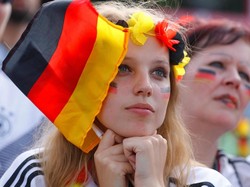 Pendukung cantik Jerman. REUTERS/Hannibal Hanschke.