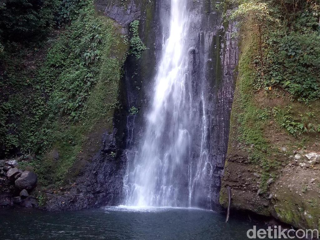 Libur Lebaran di Air Terjun Tertinggi NTB Libur Lebaran di Air Terjun Tertinggi NTB