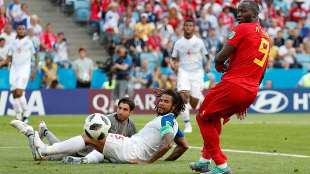Roman Torres hampir menciptakan gol bunuh diri di babak pertama.