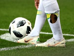 Kaus Kaki Bolong Neymar dan Tekel-tekel Pemain Swiss