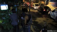 Sejumlah pemudik turun dari kendaraannya, dan berdiri di trotoar melihat ke arah halaman rumah warga yang sedang menggelar nonton bersama piala dunia.