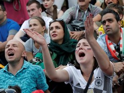 Reaksi pendukung Jerman saat pemain Jerman gagal mencetak gol. REUTERS/Henry Romero.